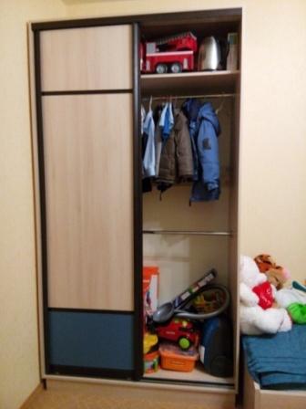 Фото мебели детской комнаты: шкаф-купе (акация лейкленд + ПВХ "Массив Перванш голубой")