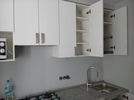 Сочетание белый и бетон в кухне