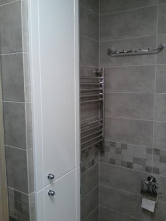 Элегантный шкаф в ванную - белый глянец